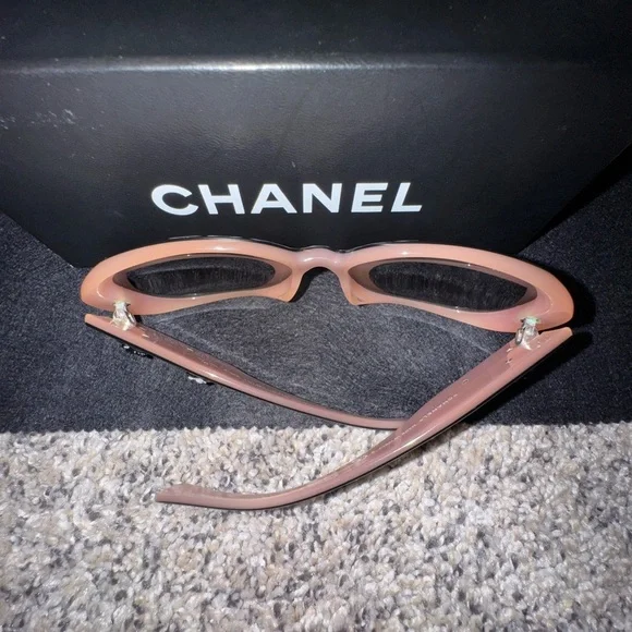 CHANEL Black and Pink Oversized Sunglasses - Picture 14 of 16